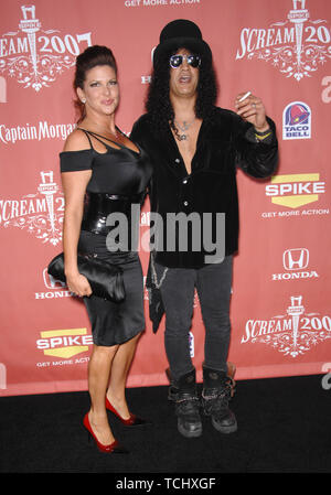 LOS ANGELES, Ca. Oktober 20, 2007: Slash & Frau Perla Ferrer an Spike'S TV-Creme 2007" ausgezeichnet. © 2007 Paul Smith/Featureflash Stockfoto