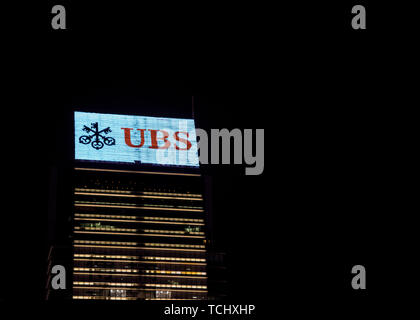 Central, Hongkong, China, 20., Januar, 2019: in der Nacht Blick auf das UBS-Gebäude. Stockfoto