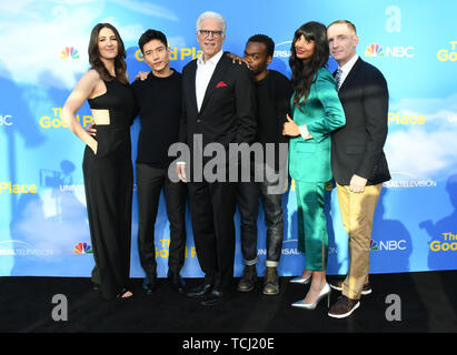 Juni 7, 2019 - North Hollywood, Kalifornien, USA - 07. Juni 2019 - North Hollywood, Kalifornien - D'Arcy Carden, Manny Jacinto, Ted Danson, William Jackson Harper, Jameela Jamil, Marc Evan Jackson. FYC Ereignis für NBC's "Der gute Ort" an Saban Media Center auf dem Fernsehen Akademie statt. Photo Credit: Birdie Thompson/AdMedia (Credit Bild: © Birdie Thompson/AdMedia über ZUMA Draht) Stockfoto