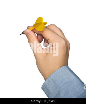 Hand werfen einen Dart. gelb Dart in der Hand eines Mannes ist in Richtung der Wand. Stockfoto