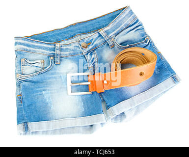 Frauen Jeans Shorts mit Leder Gürtel auf weißem Hintergrund Stockfoto