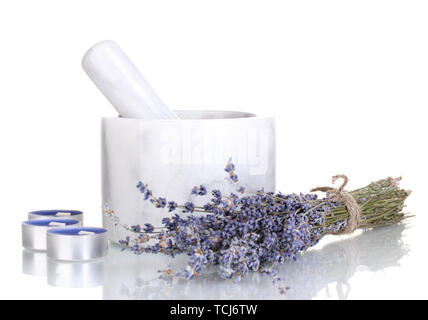 Lavendelblüten mit Mörtel und Kerzen isoliert auf weißem Stockfoto