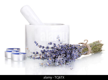 Lavendelblüten mit Mörtel und Kerzen isoliert auf weißem Stockfoto