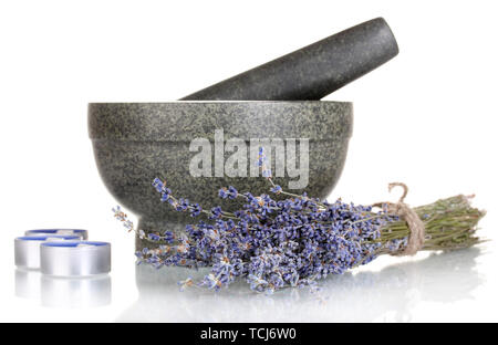 Lavendelblüten mit Mörtel und Kerzen isoliert auf weißem Stockfoto