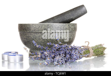Lavendelblüten mit Mörtel und Kerzen isoliert auf weißem Stockfoto