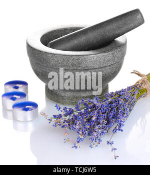Lavendelblüten mit Mörtel und Kerzen isoliert auf weißem Stockfoto