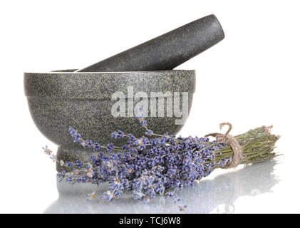 Lavendelblüten mit Mörtel und Kerzen isoliert auf weißem Stockfoto