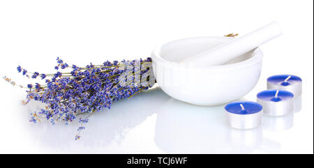 Lavendelblüten mit Mörtel und Kerzen isoliert auf weißem Stockfoto