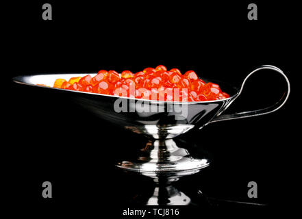 Roter Kaviar in Silber bowl isoliert auf Schwarz Stockfoto