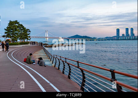 An der Strandpromenade mit herrlichem Blick auf gwangan Brücke an Gwangalli Beach, einem beliebten Reiseziel in Busan, Südkorea Stockfoto