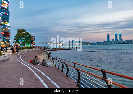 An der Strandpromenade mit herrlichem Blick auf gwangan Brücke an Gwangalli Beach, einem beliebten Reiseziel in Busan, Südkorea Stockfoto