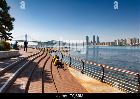 An der Strandpromenade mit herrlichem Blick auf gwangan Brücke an Gwangalli Beach, einem beliebten Reiseziel in Busan, Südkorea Stockfoto