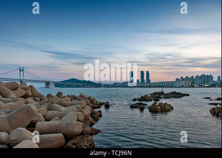 Gwangalli Beach und Gwangan Brücke, beliebtes Touristenziel in Busan, Südkorea Stockfoto