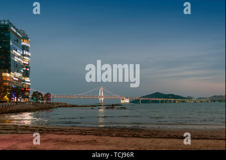 Busan, Südkorea - April 2019: Gwangalli Beach und Gwangan Brücke, beliebtes Touristenziel in Busan, Südkorea Stockfoto