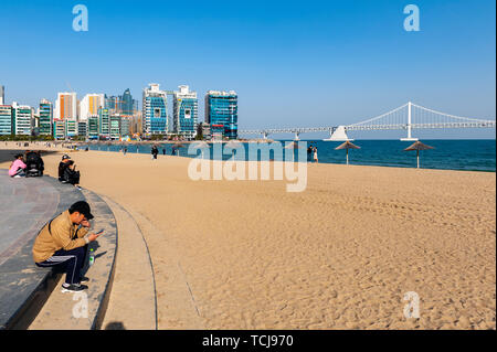 Busan, Südkorea - April 2019: Gwangalli Beach und Gwangan Brücke, beliebtes Touristenziel in Busan, Südkorea Stockfoto