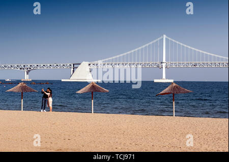 Busan, Südkorea - April 2019: Gwangalli Beach und Gwangan Brücke, beliebtes Touristenziel in Busan, Südkorea Stockfoto