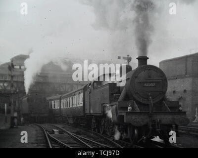 Fowler 4 MT tank Köpfe für zu Hause mit einem zentralen Wales Zug von Shrewsbury. Dampfzug in Shrewsbury Bahnhof in den 1950er Jahren. Shrewsbury, Shropshire, England, Großbritannien Stockfoto