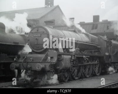 Jubiläum der Klasse 6 P Helena auf dem ehemaligen LMS Schuppen. Dampfzüge in Shrewsbury Bahnhof in den 1950er Jahren. Shrewsbury, Shropshire, England, Großbritannien Stockfoto