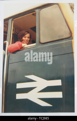 Junge Frau in British Rail Zug in den 60er/70er Jahre, England, Großbritannien Stockfoto