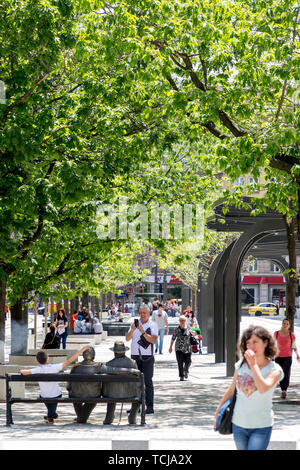 SOFIA, Bulgarien - 7. JUNI: Fußgänger Wanderungen durch die renovierten DES laveikov' Square in der Innenstadt von Sofia, 7. Juni, 2019. Stockfoto