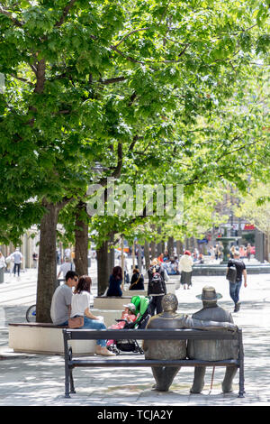 SOFIA, Bulgarien - 7. JUNI: Fußgänger Wanderungen durch die renovierten DES laveikov' Square in der Innenstadt von Sofia, 7. Juni, 2019. Stockfoto