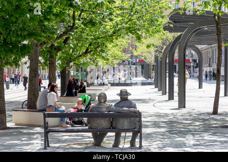 SOFIA, Bulgarien - 7. JUNI: Fußgänger Wanderungen durch die renovierten DES laveikov' Square in der Innenstadt von Sofia, 7. Juni, 2019. Stockfoto