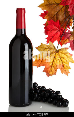 Flasche Rotwein ohne Label, Herbst Blätter und Trauben auf Weiß isoliert Stockfoto