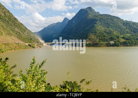 Black River oder Song da Fluß, Brücke über den Fluss, die Grenze von Lai Chau Provinz und Dien Bien Provinz, Vietnam. Stockfoto