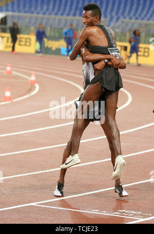 Rom, Italien, Juni 06: Telahun Haile Bekele aus Äthiopien gratulierte durch Landsmann Selemon Barega nach dem Gewinn der Männer 5000 m Fall während der Iaaf Stockfoto