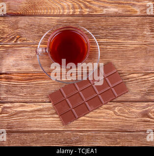 Eine Tasse Tee oder Kaffee. Dunkle Schokolade. Holz- Hintergrund. Stockfoto