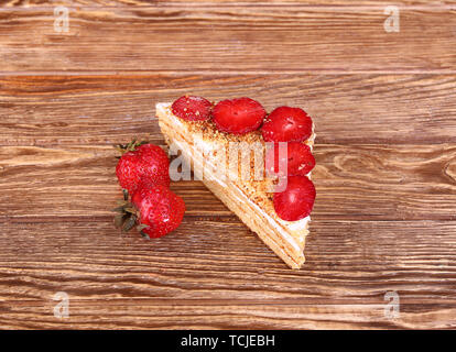 Eine Tasse Tee oder Kaffee. Dunkle Schokolade. Holz- Hintergrund. Stockfoto