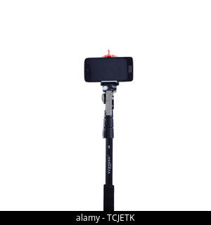 Kiew, Ukraine - Juli 10, 2015: Selfie Stick Einbeinstativ Yunteng mit Lenovo Stockfoto