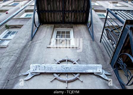 Storefront von Perkins und Söhne Chandlery Restaurant in Savannah, Georgia, USA Stockfoto