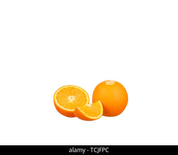 Orange Frucht Hälfte und zwei Segmente oder Cantles isoliert auf weißem Hintergrund Ausschnitt Stockfoto