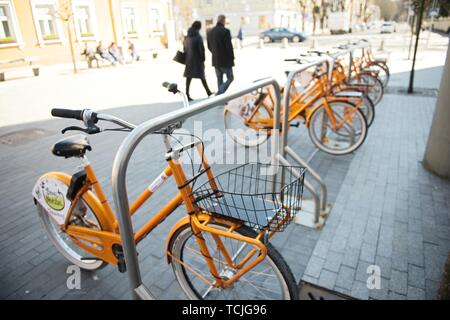 Kaunas, Litauen, 19. Mai 2016: Gemeinsames bikes sind in den Straßen von Kaunas gesäumt. CityBee station. Stockfoto