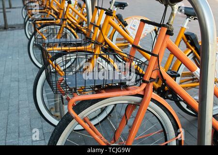 Kaunas, Litauen, 19. Mai 2016: Gemeinsames bikes sind in den Straßen von Kaunas gesäumt. CityBee station. Stockfoto