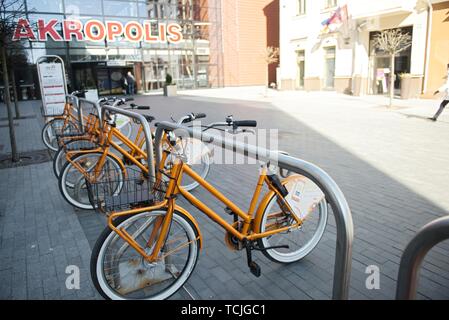 Kaunas, Litauen, 19. Mai 2016: Gemeinsames bikes sind in den Straßen von Kaunas gesäumt. CityBee station Neben Shopping Center Stockfoto