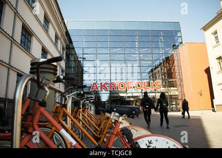 Kaunas, Litauen, 19. Mai 2016: Gemeinsames bikes sind in den Straßen von Kaunas gesäumt. CityBee station Neben Shopping Center Stockfoto