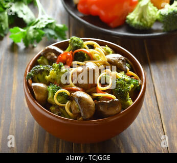 Ei Nudeln mit Gemüse in Schale auf Holztisch Stockfoto