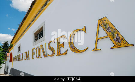 Azeitao, Portugal - Juni 7, 2019: Azulejo dekoriert Zeichen zu Jose Maria da Fonseca Weingut in Azeitao, Setúbal, Portugal, berühmt für seine Weinberge Stockfoto