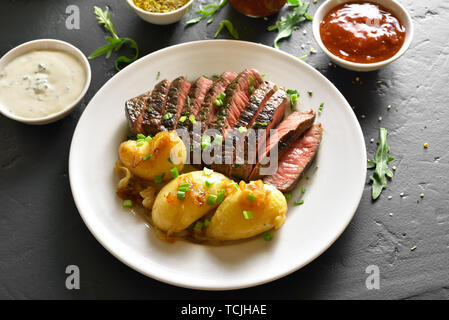 Kartoffel mit Medium gebratenes Roastbeef über schwarzen steinernen Tisch gekocht Stockfoto