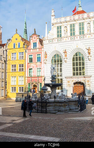 Danzig, Polen - Februar 06, 2019: der Neptunbrunnen in der Mitte des Langen Markt Straße neben der Artushof, Danzig, Polen Stockfoto