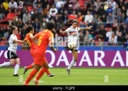 8. Juni 2019 in Rennes, Frankreich Fußball Frauen WM Deutschland gegen China Sara Doorsoun (DFB-Frauen) (23) löscht den Ball in der Luft Stockfoto