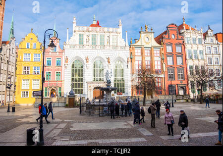 Danzig, Polen - Februar 08, 2019: der Neptunbrunnen in der Mitte des Langen Markt Straße neben der Artushof, Danzig, Polen Stockfoto