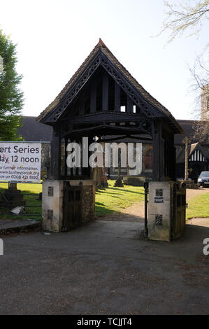 Lynch Tor am St. James Church, Bushey, Hertfordshire. Die Lych-gate errichtet, um denen zu gedenken, die im ersten Weltkrieg starb zerstörte eine Bombe in Wor Stockfoto