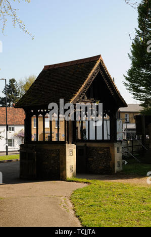 Lynch Tor am St. James Church, Bushey, Hertfordshire. Die Lych-gate errichtet, um denen zu gedenken, die im ersten Weltkrieg starb zerstörte eine Bombe in Wor Stockfoto