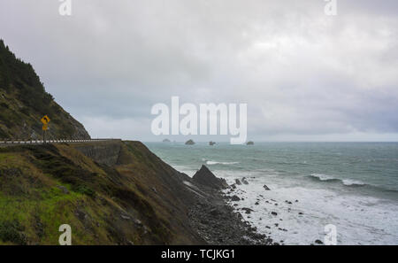 Highway 101 Kurven um Oregon Küste mit Blick auf den Ozean Stockfoto