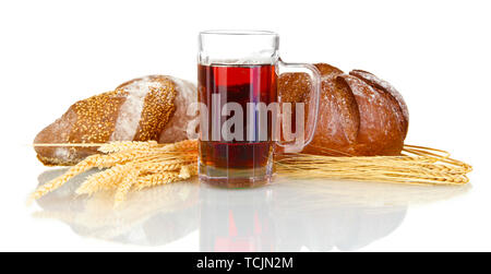 Glas Kwass mit Brot auf weißem Hintergrund Stockfoto