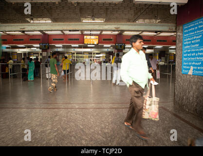 Bangalore Indien - Juni 3, 2019: Nicht identifizierte Personen queue Tickets in Bangalore Bahnhof zu kaufen. Stockfoto