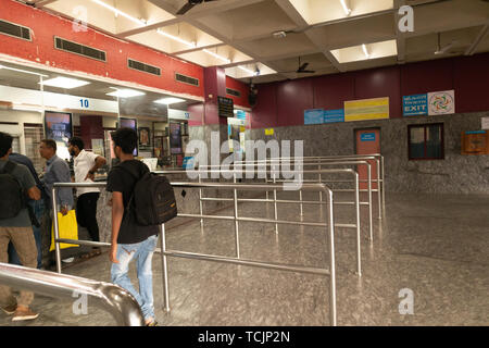 Bangalore Indien - Juni 3, 2019: Nicht identifizierte Personen queue Tickets in Bangalore Bahnhof zu kaufen. Stockfoto